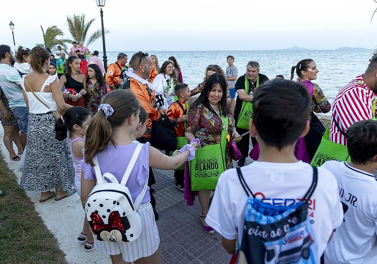Los sardineros entregan regalos ayer a unos niños en el paseo marítimo de Los Alcázares.