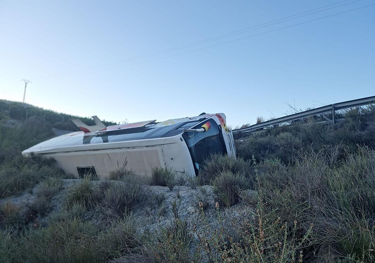 El autobús que volcó en 2022 cuando trasladaba a trabajadores agrícolas.