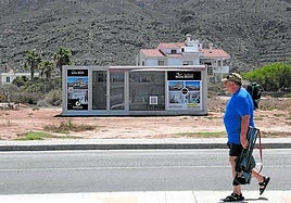 Un vecino pasa frente al solar donde se publicita el nuevo residencial Bahía Beach, de 32 viviendas.