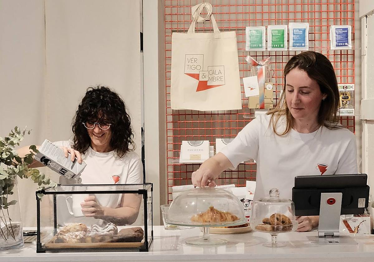 Imagen principal - Laura Díaz y María González preparan un café y un desayuno.