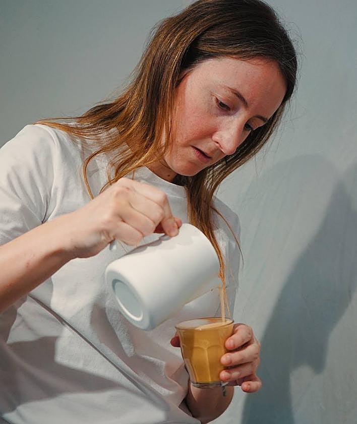 Imagen secundaria 2 - Laura Díaz y María González preparan un café y un desayuno.