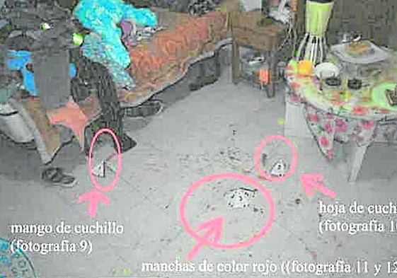 Escena del intento de homicidio en la casa de la víctima en el barrio de San Cristóbal de Lorca.