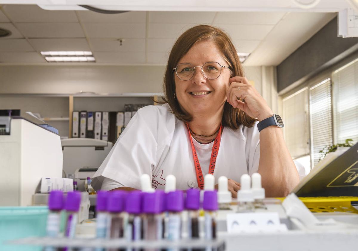 Vanessa Roldán, esta semana en uno de los laboratorios del servicio de Hematología de La Arrixaca.