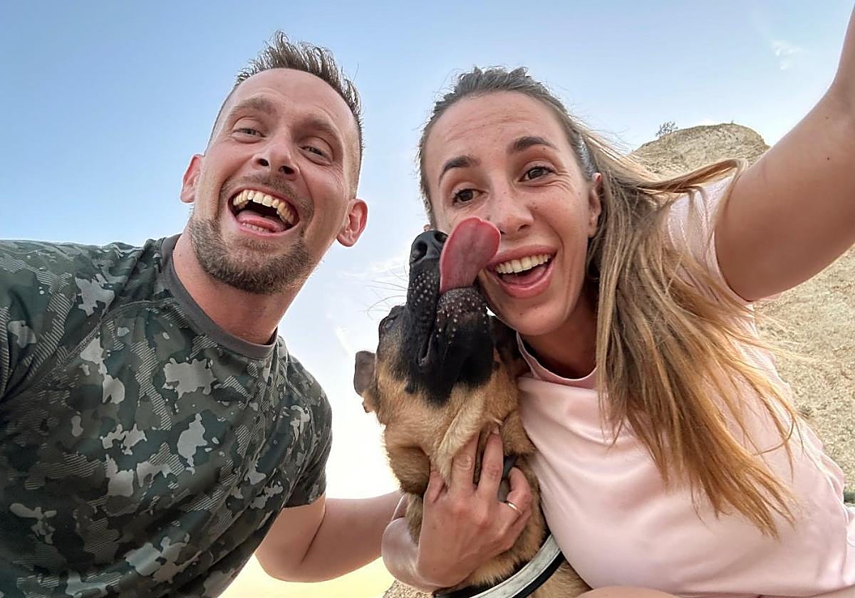 Miguel y Cristina sacaron en septiembre a un pastor belga malinois de una protectora a la que llegó desnutrido y con restos de plástico en el estómago.