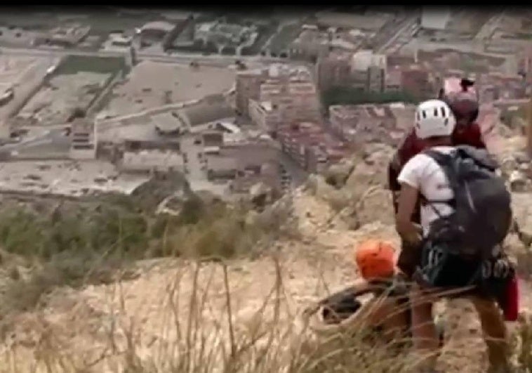 Rescate de la mujer atrapada en vía ferrata de Redován por los bomberos.