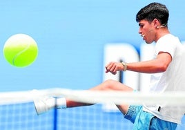 Carlos Alcaraz patea una bola de tenis gigante, en el Arthur Ashe Kids' Day, en Nueva York.