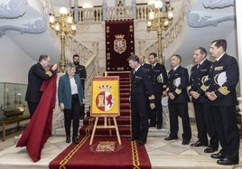 El almirante De la Puente, la alcaldesa y el comandante, en noviembre de 2023, descubriendo la reproducción de la bandera de combate de 1889.