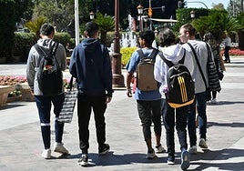 Un grupo de alumnos a la salida de un instituto de Murcia, el pasado curso.