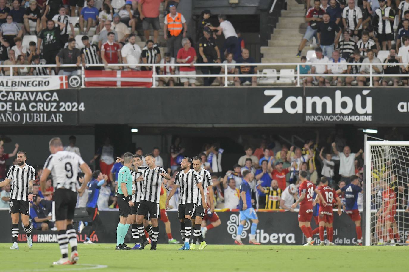 La derrota del Cartagena ante el Zaragoza, en imágenes