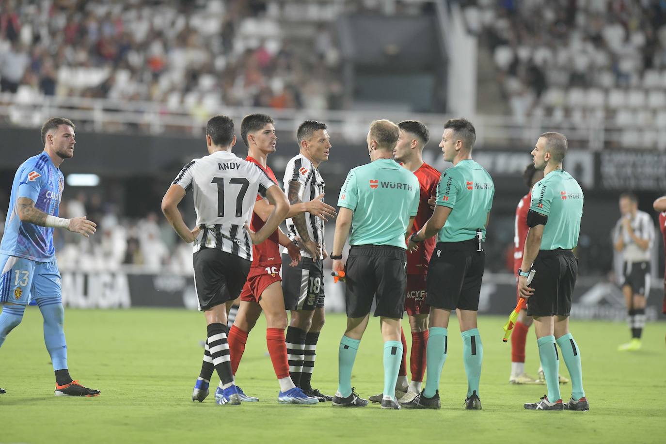 La derrota del Cartagena ante el Zaragoza, en imágenes