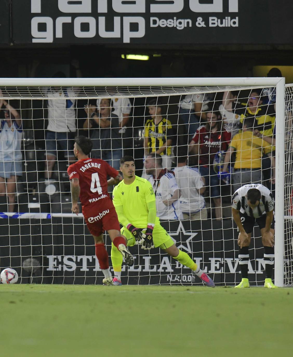 La derrota del Cartagena ante el Zaragoza, en imágenes