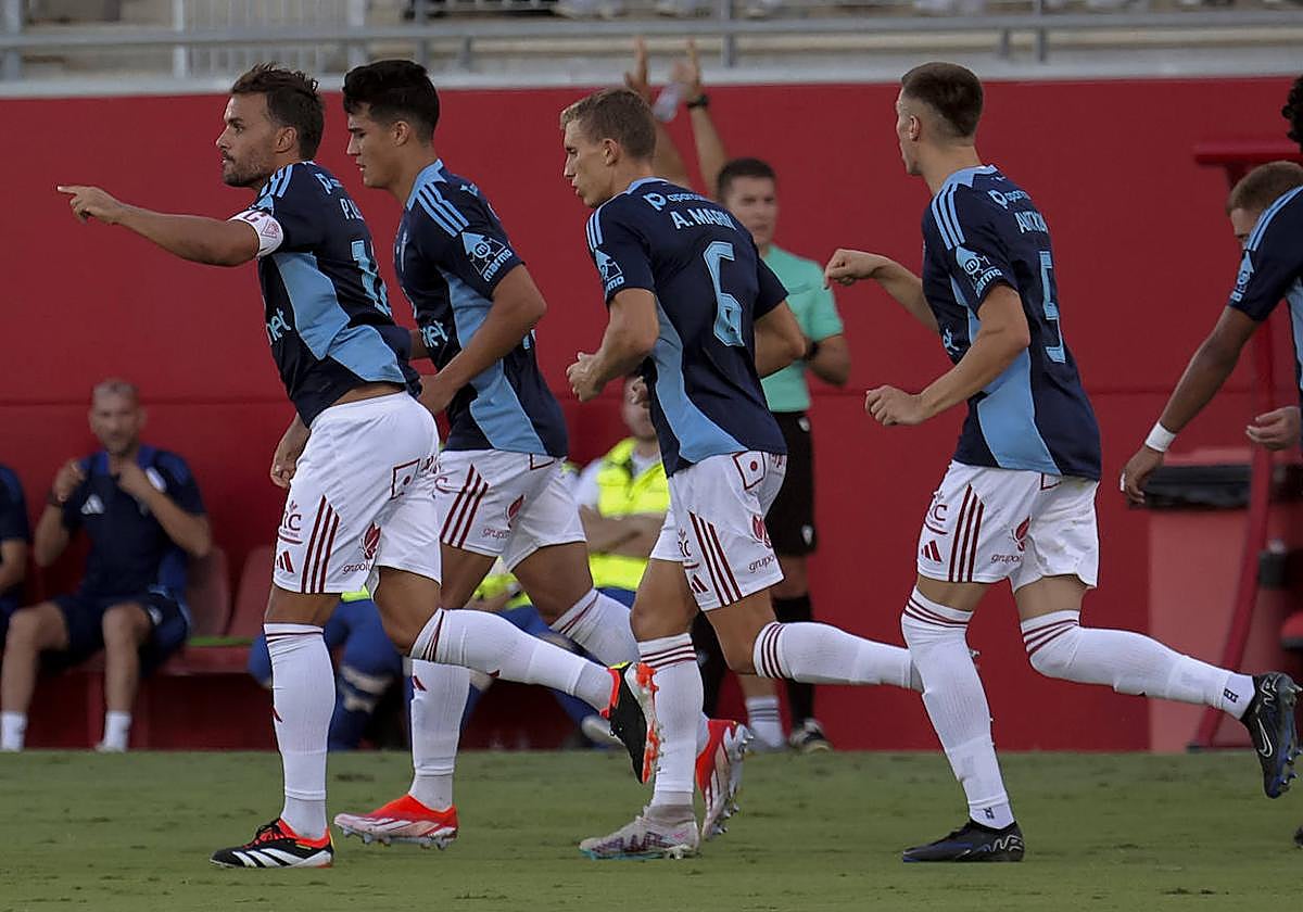 Pedro León celebra su primer gol, este domingo en Sevilla.