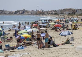 Bañistas en la playa de Galúa, en una foto de archivo.