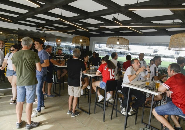 La nueva cafetería con vistas al terreno de juego, ayer, abarrotada, antes del Cartagena-Zaragoza.