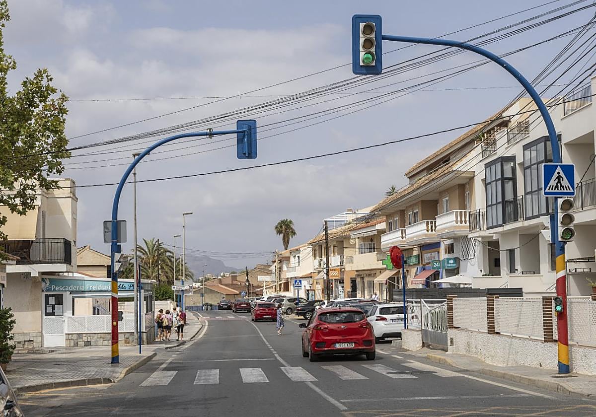 Vecinos de Isla Plana pasean y cruzan por la calle Mayor, una de las principales avenidas de la localidad, este lunes.