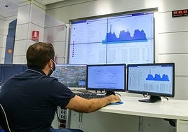 Un trabajador de Emuasa sigue la evolución del consumo de agua en el centro de control y de contadores de la empresa.
