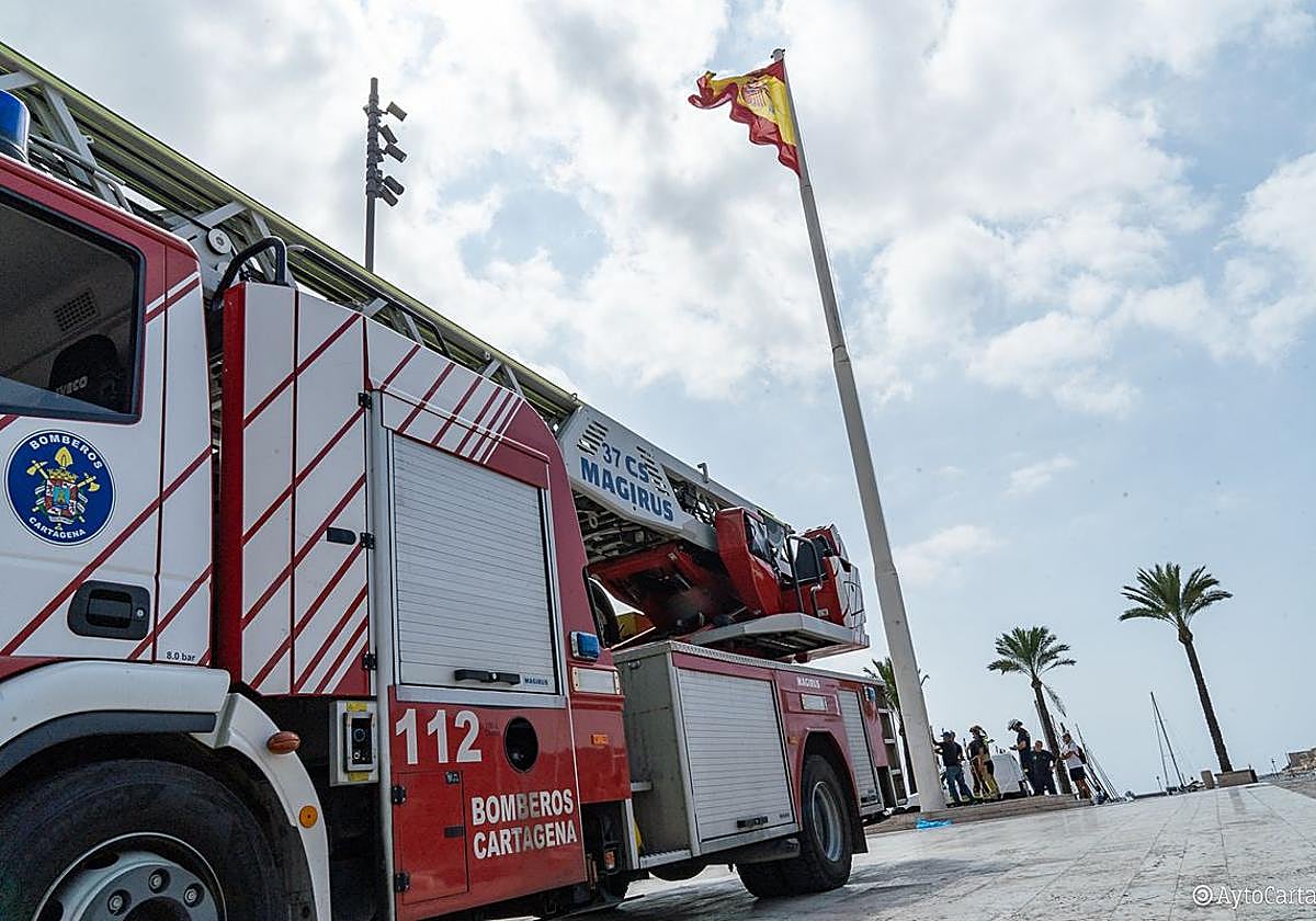 La bandera de España ondea de nuevo en el Puerto de Cartagena.