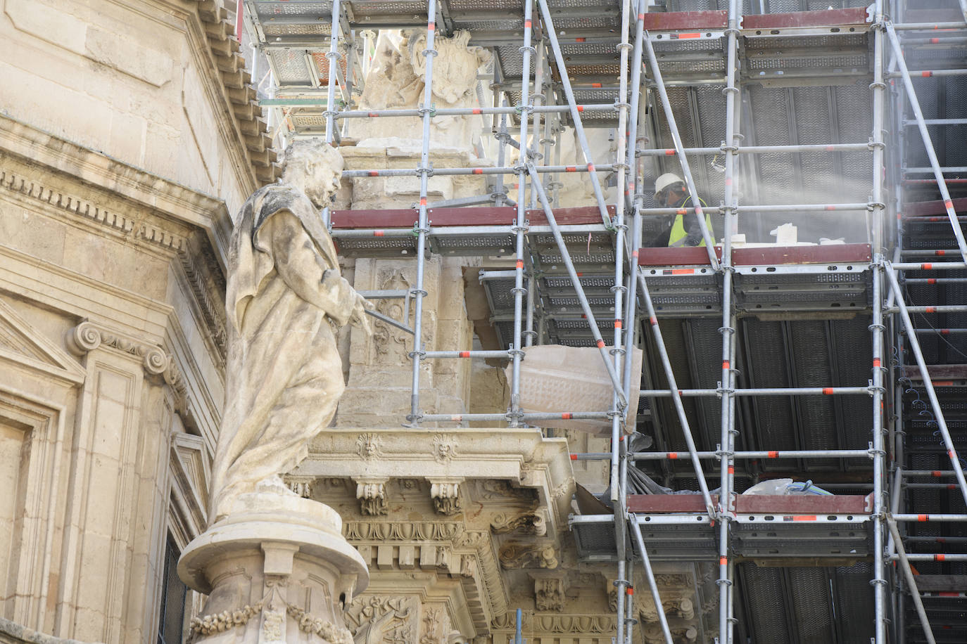El Ayuntamiento presenta los actos para celebrar la retirada de la lona de la Catedral de Murcia, en imágenes