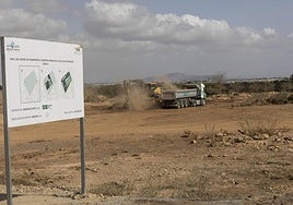 Un camión y una pala excavadora trabajan en los terrenos de la zona de actividades logísticas de Los Camachos.