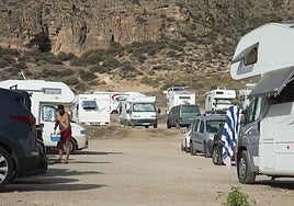 Un grupo de autocaravanas aparcadas en un solar privado frente a la playa de La Chapineta, en La Azohía.