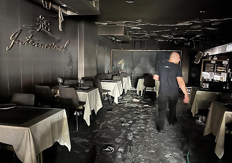Estado del salón del Restaurante Internacional de Archena, tras el incendio.