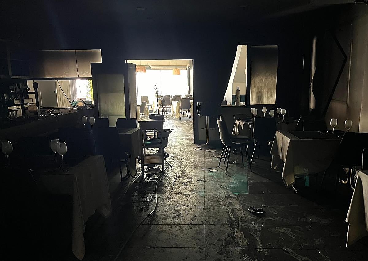 Imagen secundaria 1 - Destrozos causados por el fuego en el Restaurante Internacional de Archena.