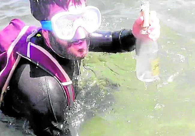 El diputado de Podemos Víctor Egío, con traje y gafas de buceo, con una botella de cava en el Mar MENOR.