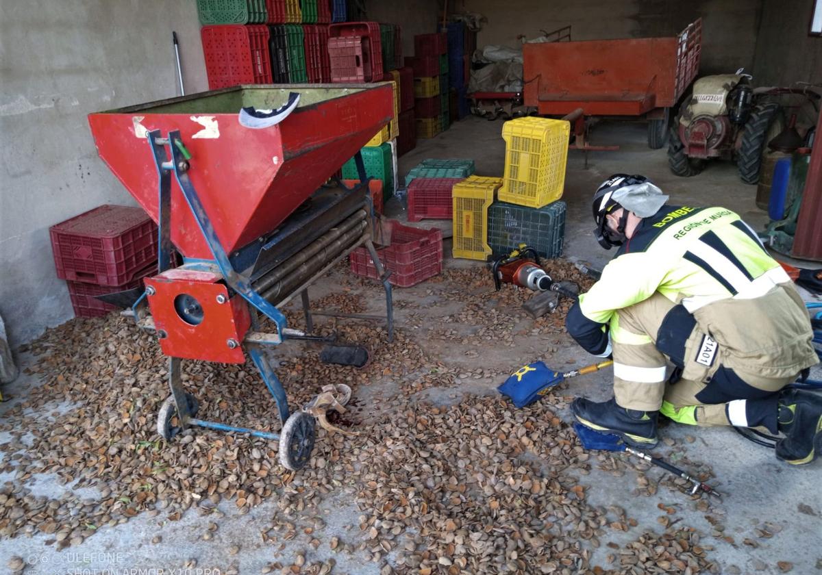 Un bombero junto a la máquina donde se quedó atrapado el accidentado.