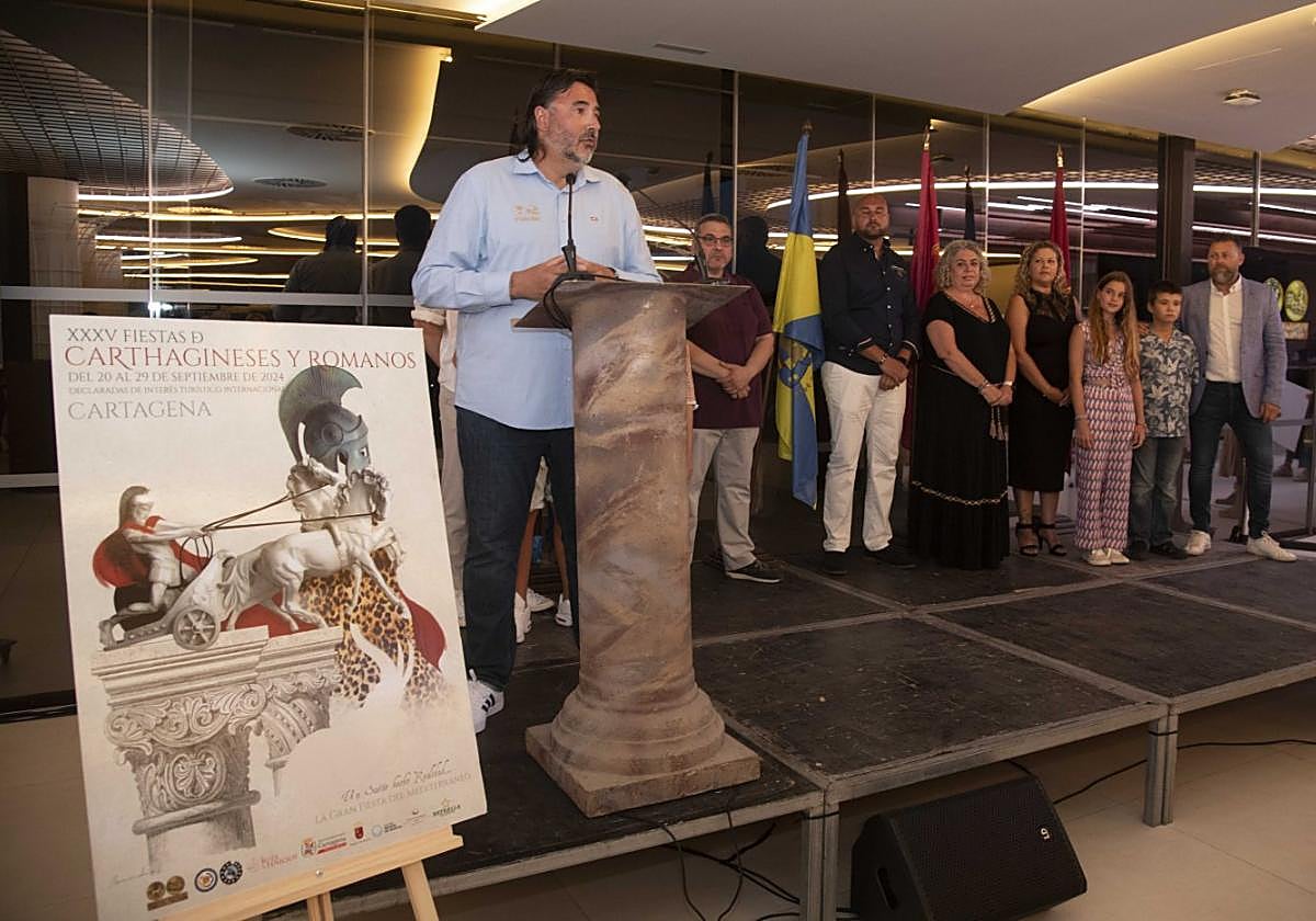 Meca presenta la programación, en compañía de directivos de estas fiestas y personajes.