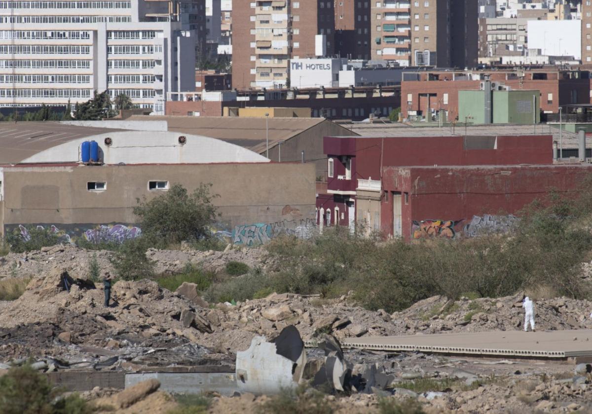 Agentes de la Guardia Civil, en los terrenos de Zinsa durante una inspección en 2022.