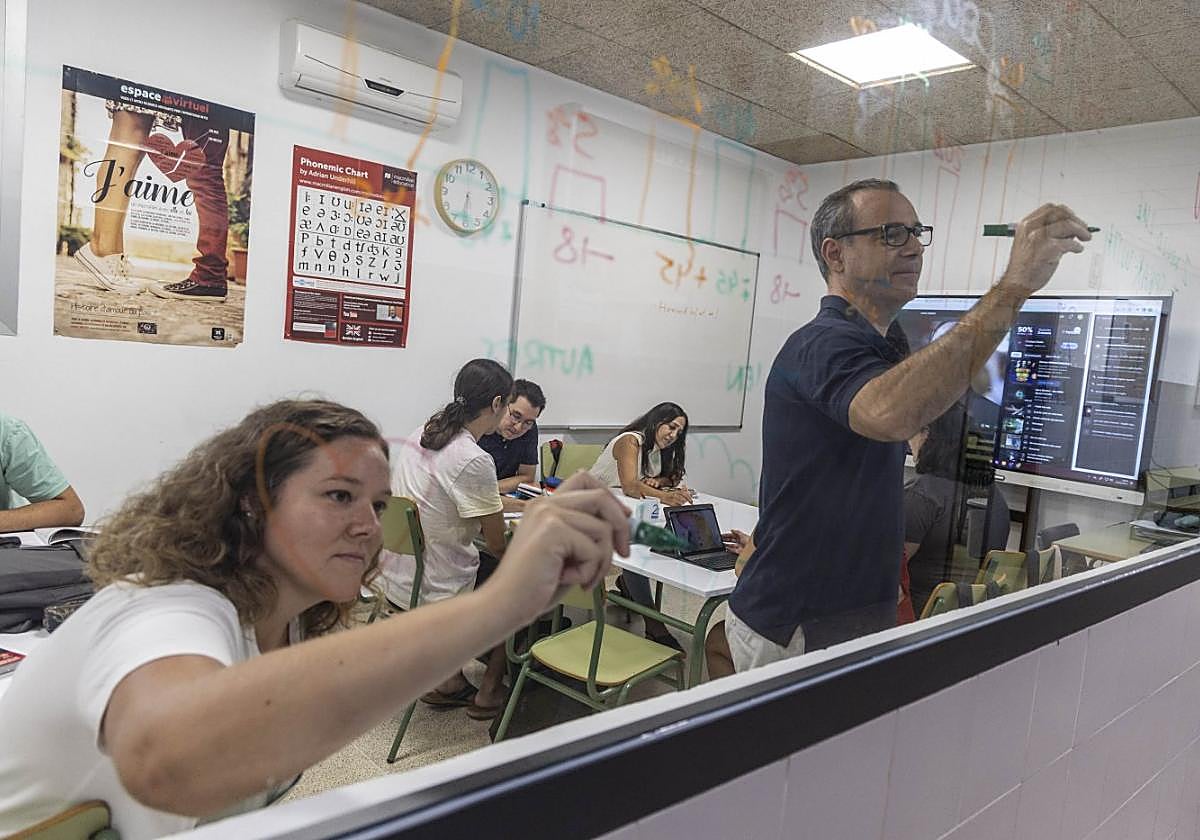 Alumnos de la Escuela de Idiomas, en el aula de aprendizaje significativo, durante una clase celebrada el pasado curso.