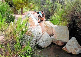 José María Rocamora, en el cauce del río Chícamo, sobre las grandes rocas.