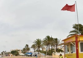 Una playa de la Región de Murcia con bandera roja, en una imagen de archivo.