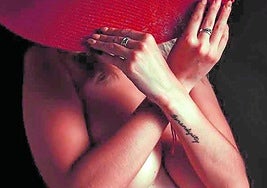 En esta fotografía, Jorge Kánovas muestra «la armonía del cuerpo, donde la forma y el color convergen en una celebración cautivadora».