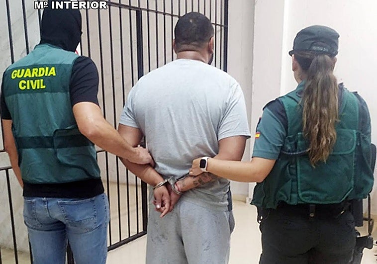 Dos agentes de la Guardia Civil, junto al detenido.