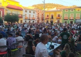 La tradicional rifa reúne a cientos de plegueros en la Plaza Mayor.