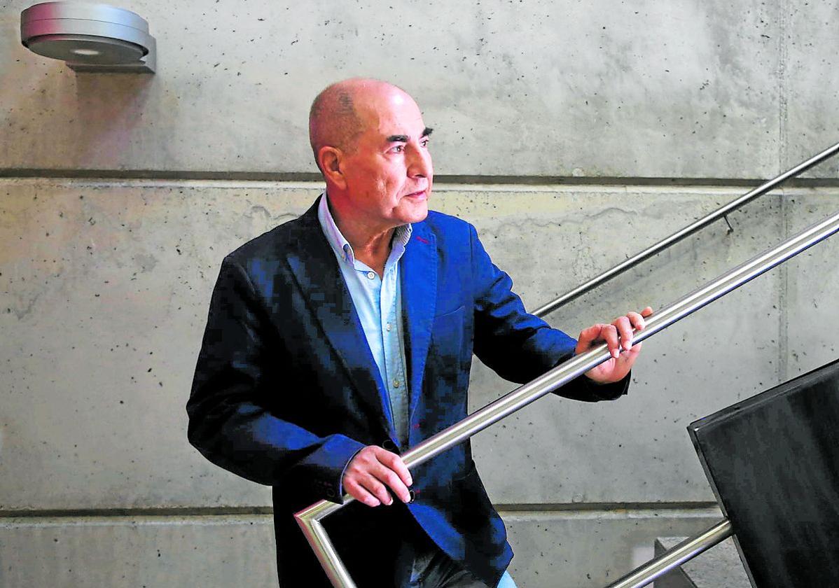 El viaje de la palabra en la más reciente colección de ensayos de Antonio Parra
