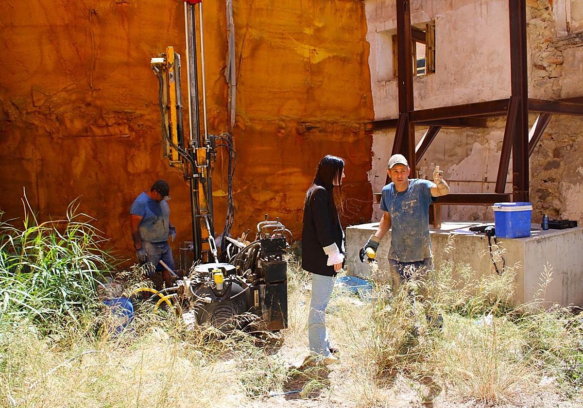 La concejala de Urbanismo, María Hernández, en el solar de la calle Leonés de Lorca.