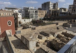Al fondo, zona central y oriental del pórtico del Teatro Romano de Cartagena, que serán excavadas.