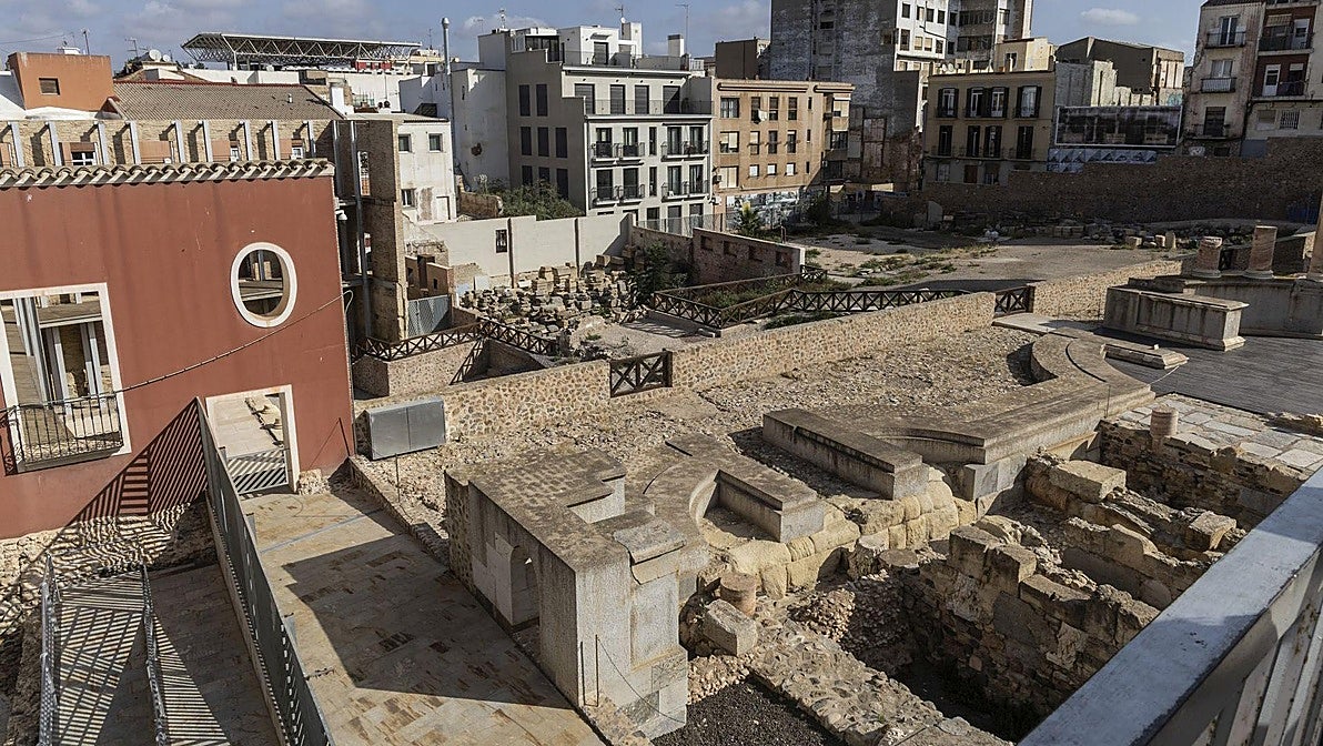 Al fondo, zona central y oriental del pórtico del Teatro Romano de Cartagena, que serán excavadas.