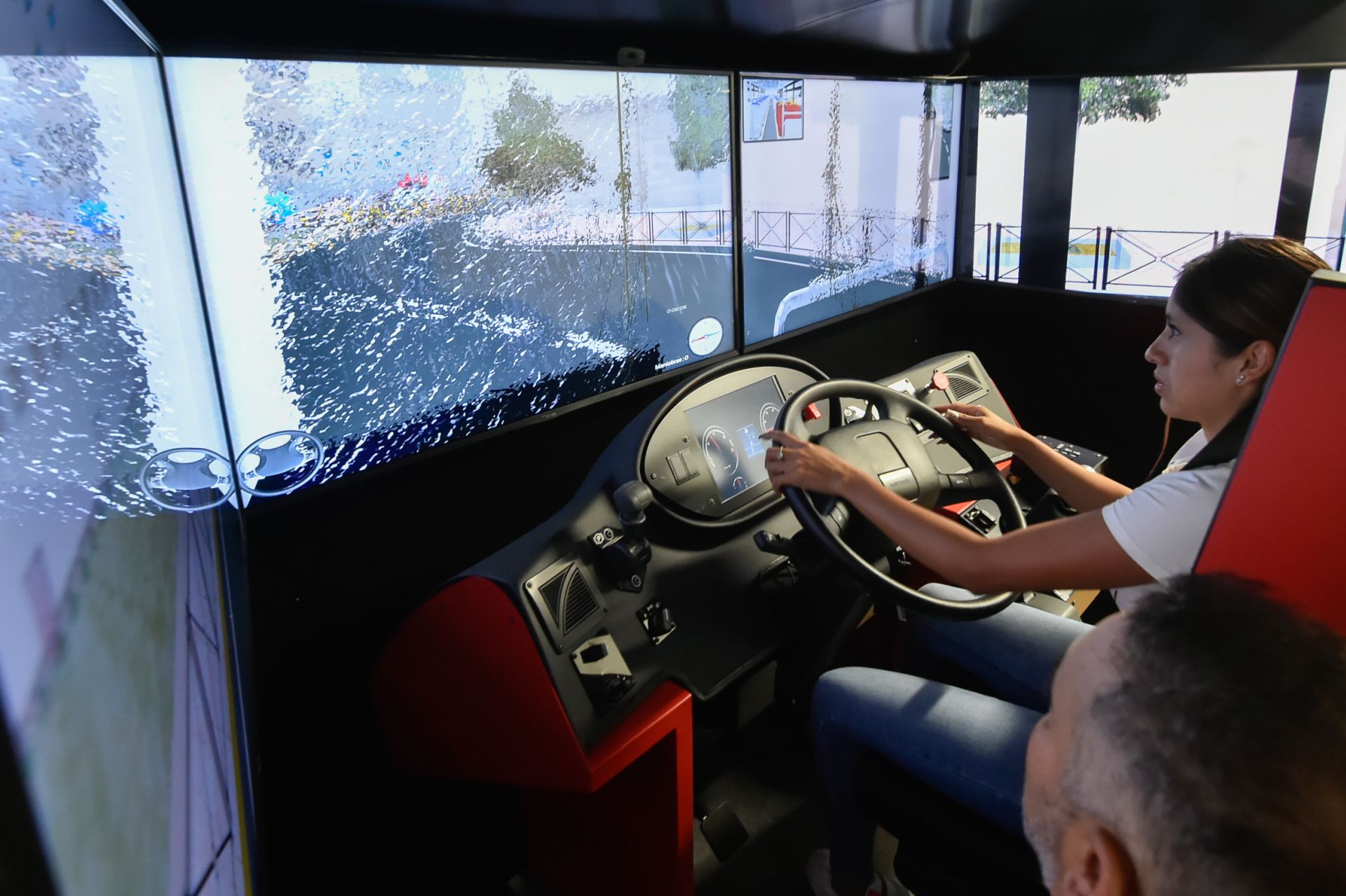 Escapar de la pobreza al volante de un autobús con un programa de Cáritas y Froet
