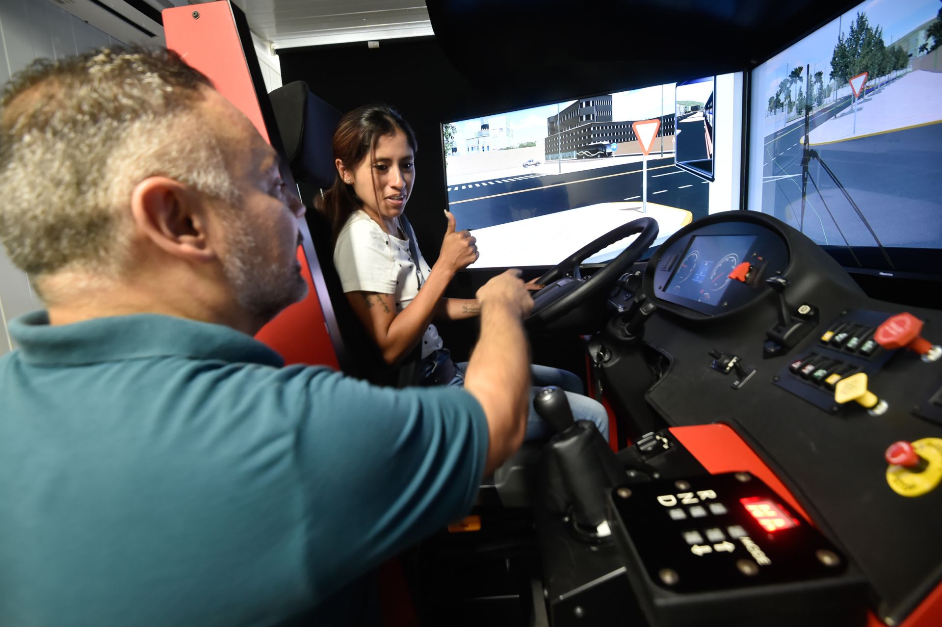 Escapar de la pobreza al volante de un autobús con un programa de Cáritas y Froet