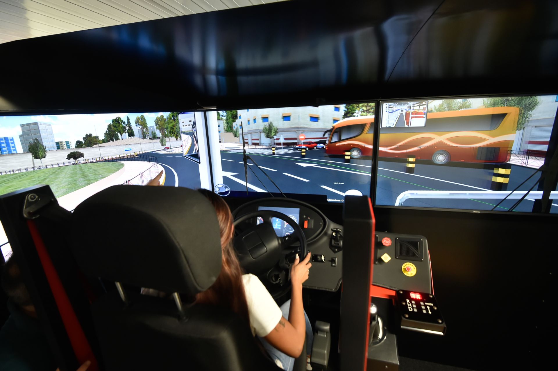 Escapar de la pobreza al volante de un autobús con un programa de Cáritas y Froet