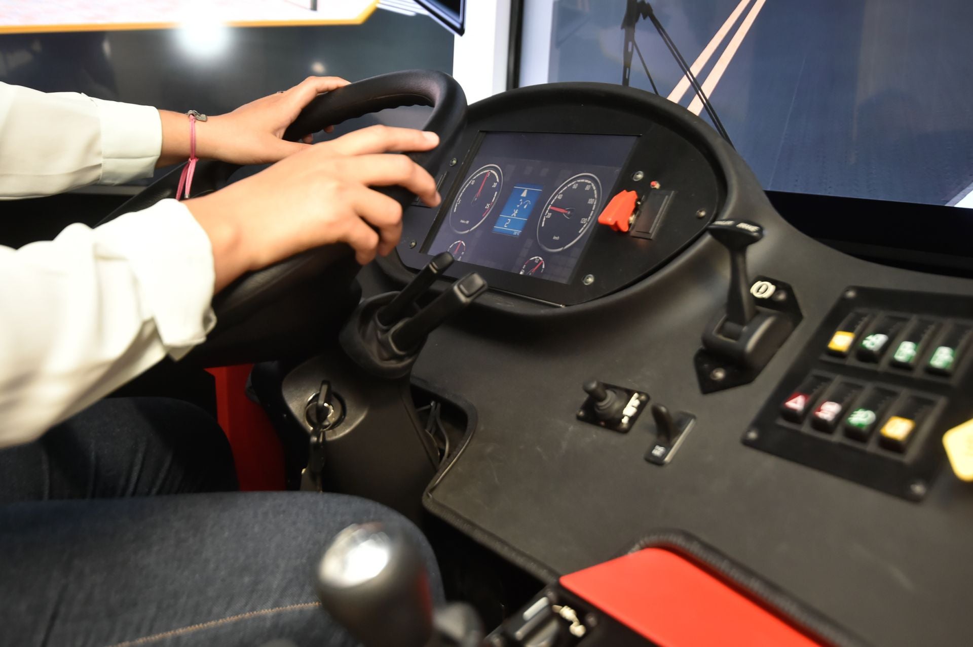 Escapar de la pobreza al volante de un autobús con un programa de Cáritas y Froet