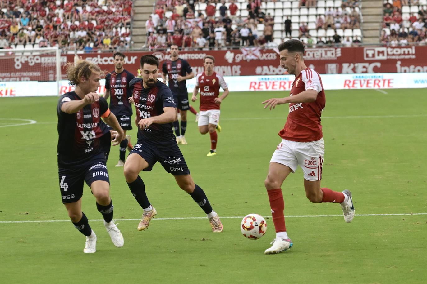 La derrota del Real Murcia frente al Yeclano ante su afición, en imágenes