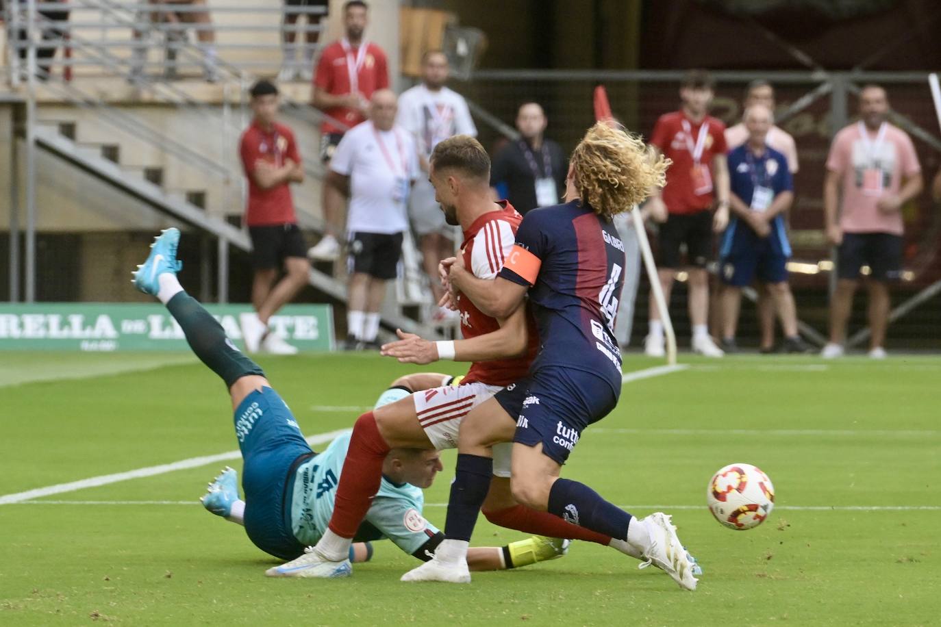 La derrota del Real Murcia frente al Yeclano ante su afición, en imágenes