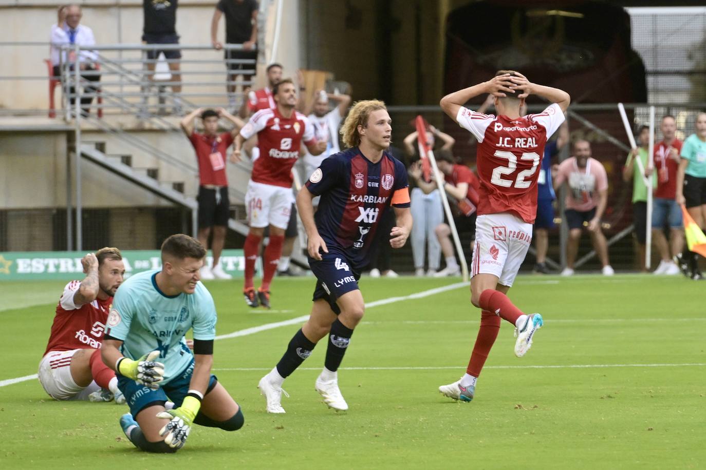 La derrota del Real Murcia frente al Yeclano ante su afición, en imágenes