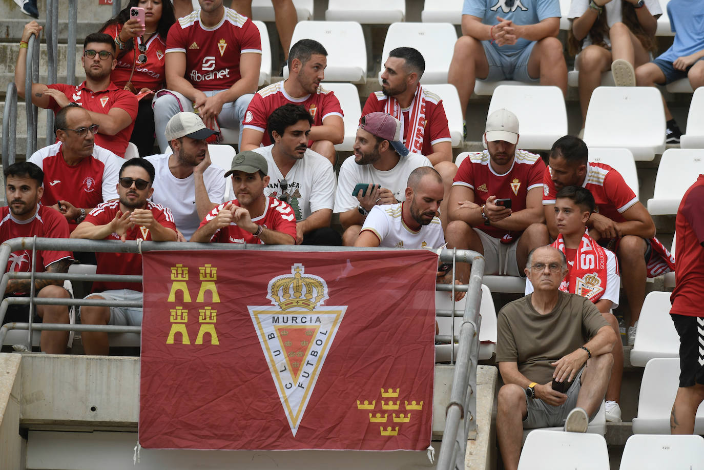 La derrota del Real Murcia frente al Yeclano ante su afición, en imágenes