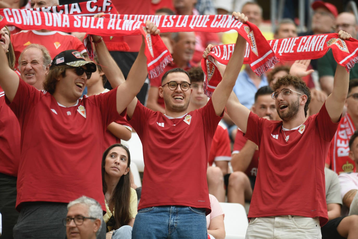 La derrota del Real Murcia frente al Yeclano ante su afición, en imágenes