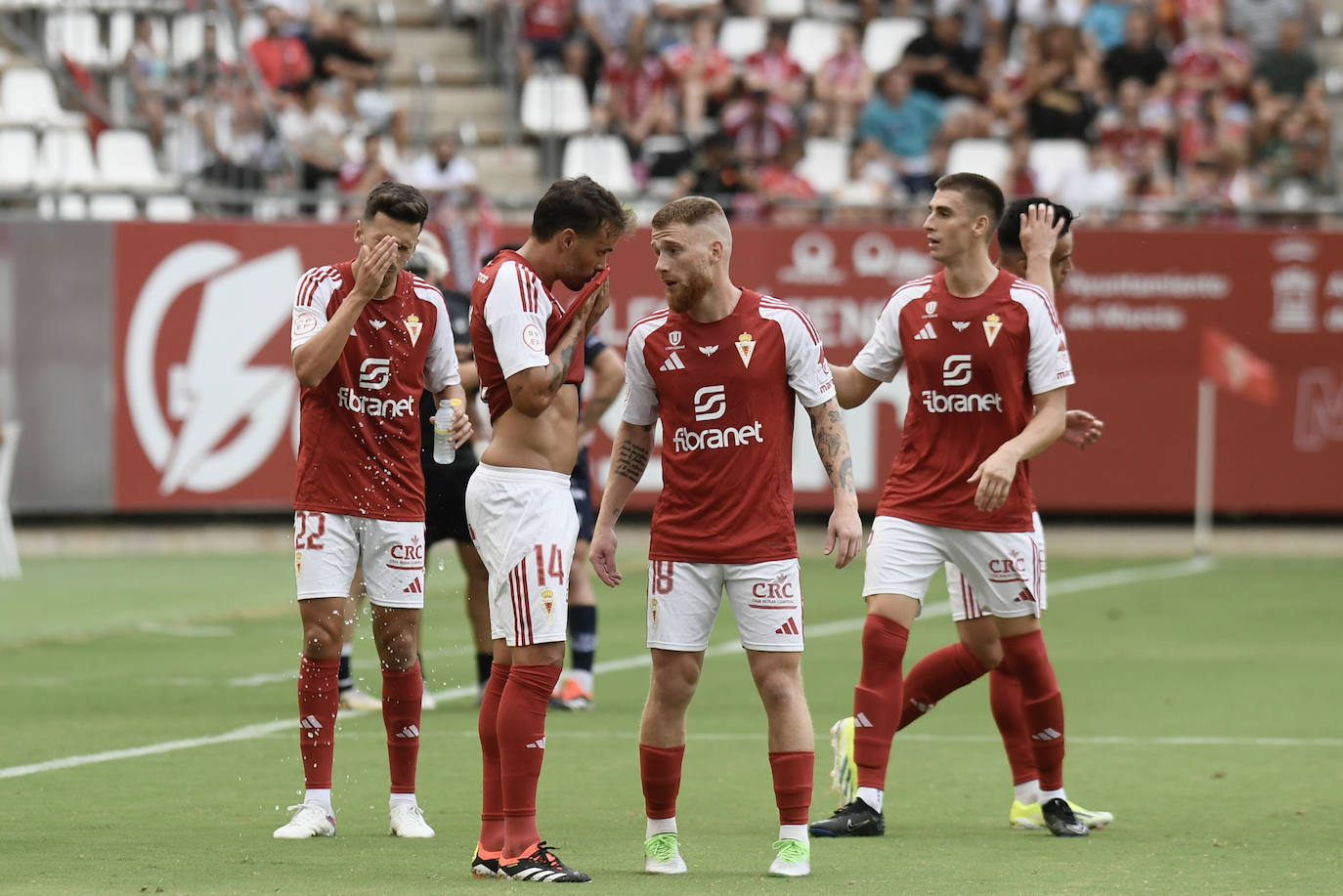 La derrota del Real Murcia frente al Yeclano ante su afición, en imágenes